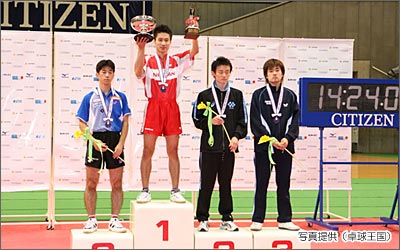 表彰台でバンザイだ!吉田!